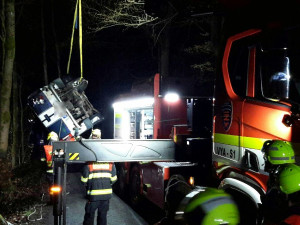 Auto sjelo z osmimetrového srázu a skončilo v řece. Vyprostit ho museli hasiči