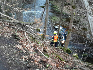 Auto sjelo z osmimetrového srázu a skončilo v řece. Vyprostit ho museli hasiči