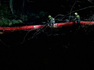 Auto sjelo z osmimetrového srázu a skončilo v řece. Vyprostit ho museli hasiči