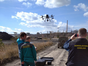 Geodeti s pomocí dronu mapují dosud nepřístupné a problematické oblasti, třeba lomy nebo výsypky