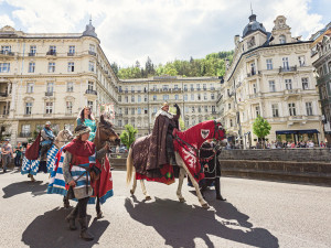 Karlovy Vary zahájí novou lázeňskou sezónou jarmarkem, koncerty i průvodem Karla IV. s družinou