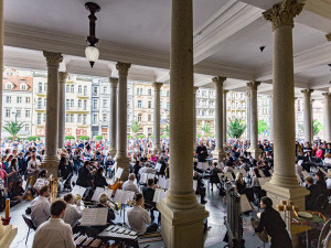 Karlovy Vary zahájí novou lázeňskou sezónou jarmarkem, koncerty i průvodem Karla IV. s družinou