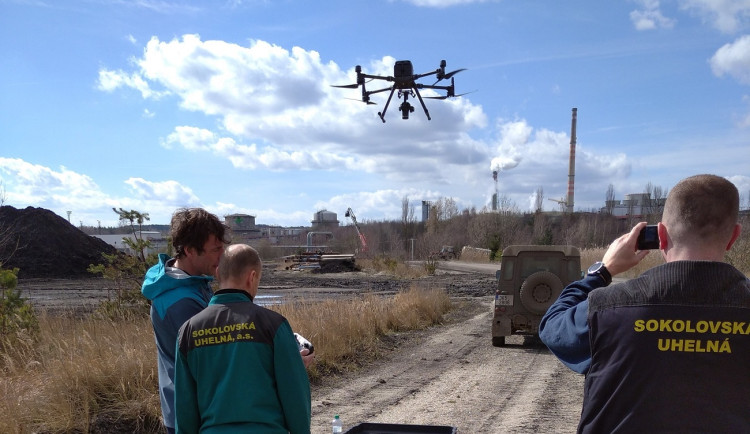 Geodeti s pomocí dronu mapují dosud nepřístupné oblasti. Třeba lomy nebo výsypky