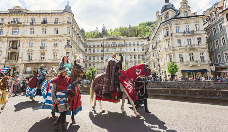 Karlovy Vary zahájí novou lázeňskou sezónou jarmarkem, koncerty i průvodem Karla IV. s družinou