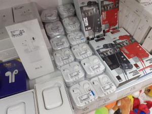 Celníci zadrželi na tržnici u Chebu zboží v hodnotě téměř čtyři miliony korun