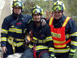 Profesionální hasiči si všiml bezvládného těla na ulici, resuscitací přispěl k záchraně života