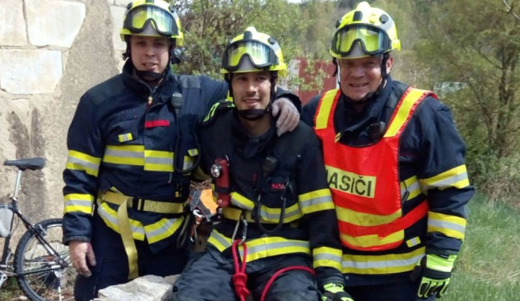 Na fotografii je Vladimír Máj zcela vpravo v reflexní vestě.