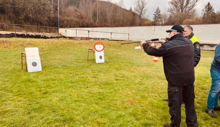 Natrénovali jsme střelbu, vzkazují karlovarští strážníci zatoulaným zvířatům