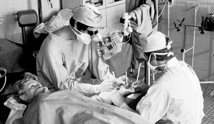 Od replantace prstu až k přešití penisu. Lékaři z Brna slaví výročí unikátní operace