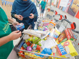Jarní kolo Sbírky potravin vyneslo v Karlovarském kraji 11,5 tun zboží, méně než na podzim