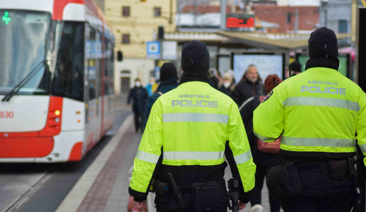 Vylovte mi klíče z kanálu, volala policii žena, která chtěla pryč z Brna