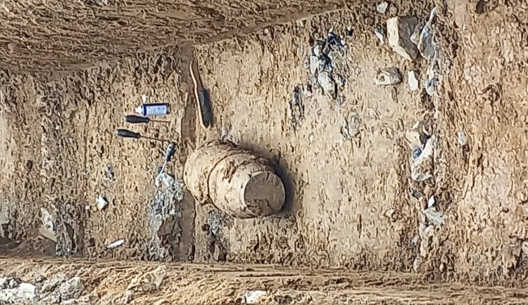 Evakuace v Brně. Bagrista narazil na leteckou pumu