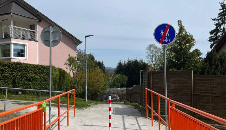 Lávka přes Ašskou ulici v Chebu je hotová