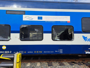 V Chebu se srazil vlak s bagrem, vlaky nabraly desítky minut zpoždění