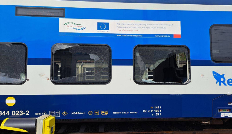 V Chebu se srazil vlak s bagrem, vlaky nabraly desítky minut zpoždění