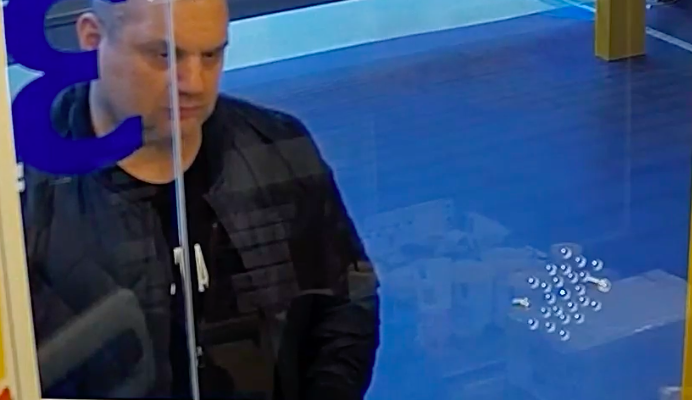 Policie pátrá po muži, který poslal vězni balíček s nepovoleným obsahem