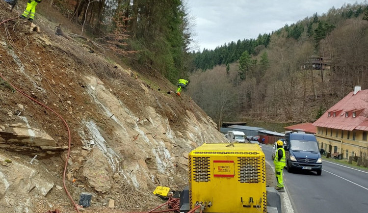Dalšímu sesuvu krajnice v serpentinách nad Jáchymovem zabrání speciální stěna
