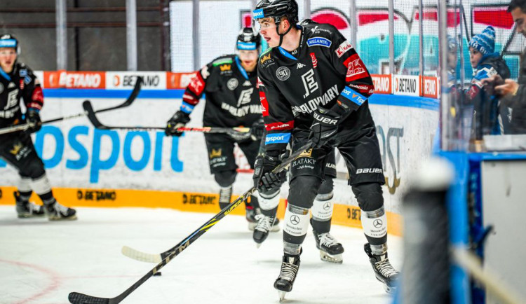 Hokejový obránce Tureček podepsal novou dvouletou smlouvu v Karlových Varech.