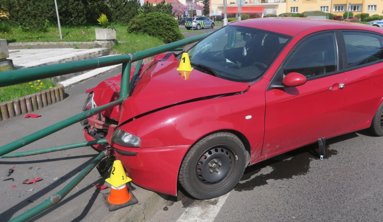 Po policejním PIT manévru se ujíždějící automobil v centru města doslova napíchl na zábradlí