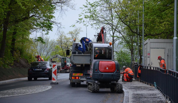 Karlovarští řidiči mají důvod k radosti. Město po necelém roce opravilo Bezručovu ulici