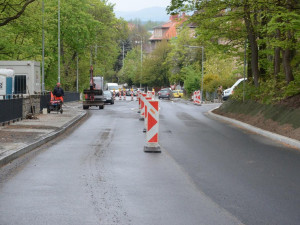 Karlovarští řidiči mají důvod k radosti. Město po necelém roce opravilo Bezručovu ulici
