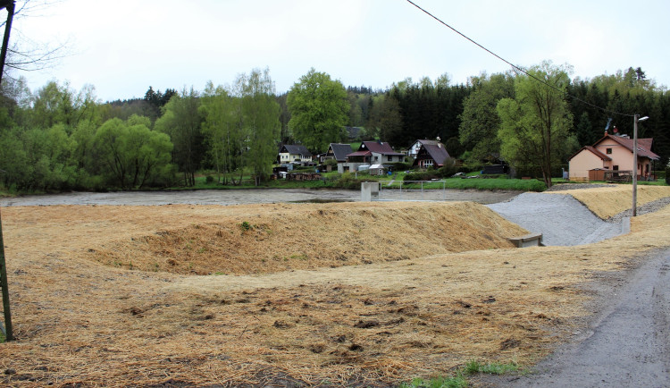 Skončila oprava hráze rybníku ve Vernéřově na Chebsku