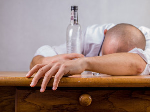 Podle zprávy o závislostech téměř desetina dospělých denně pije alkohol