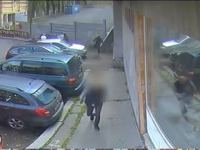 Dva výtečníci se lopotili s velkou lednicí, kterou nakonec odložili na chodníku. Jejich akci zachytila kamera