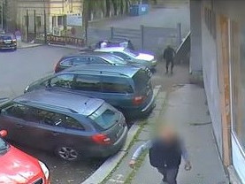 Dva výtečníci se lopotili s velkou lednicí, kterou nakonec odložili na chodníku. Jejich akci zachytila kamera