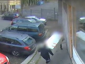 Dva výtečníci se lopotili s velkou lednicí, kterou nakonec odložili na chodníku. Jejich akci zachytila kamera