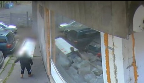 V Karlových Varech vyřešili záhadu. Ajťák a strážníci zjistili, komu patří lednice z ulice