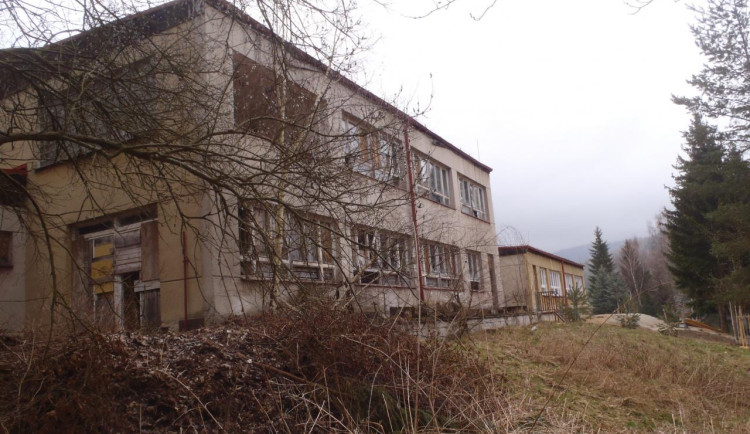 Třicet let chátrá a na opravu nejsou peníze. Nejdek touží zachránit starou školku