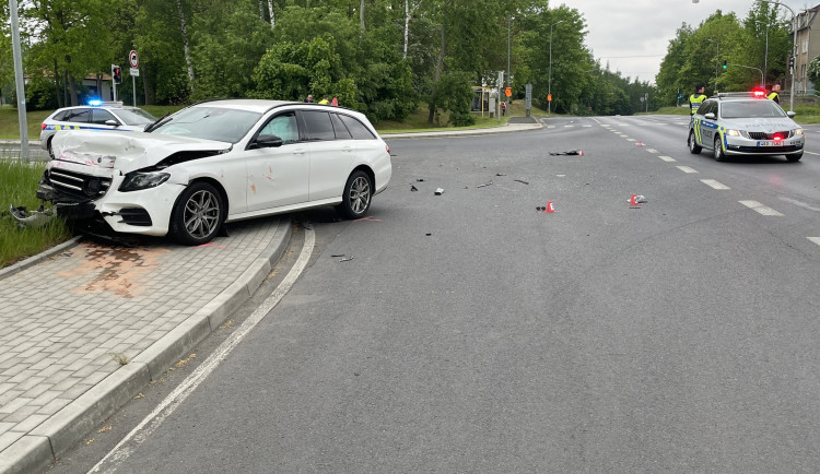 Při srážce dvou osobních aut v Chebu zemřel člověk
