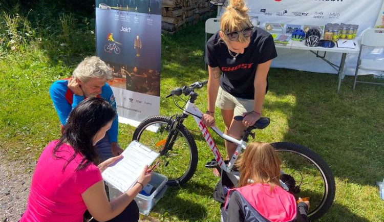 Horská služba zasahovala vloni v letní sezóně u bezmála 6 000 úrazů. Výrazný podíl měli cyklisté. Projekt „Na kole jen s přilbou“ varuje před zbytečnými riziky