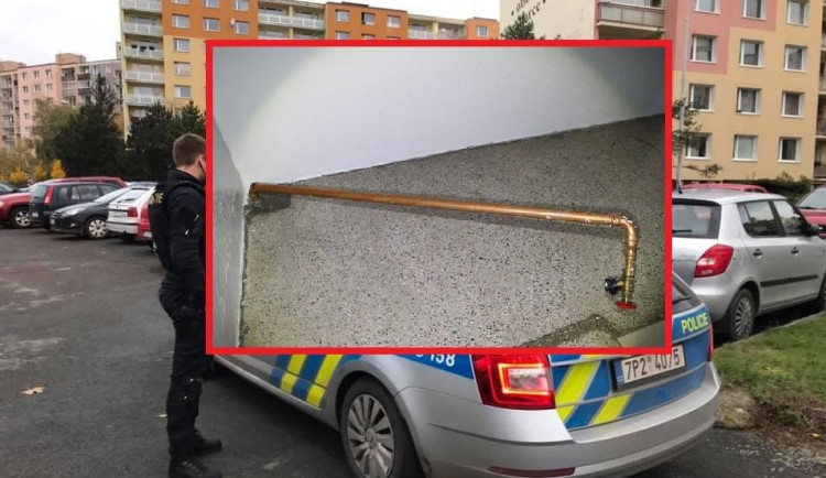 Zloděj vyrval ze zdi na chodbě domu v sedmém patře měděnou trubku a vytopil panelák