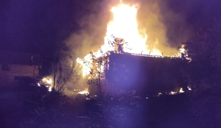 Požár v Salajně na Chebsku má jednu oběť, další člověk se zranil.