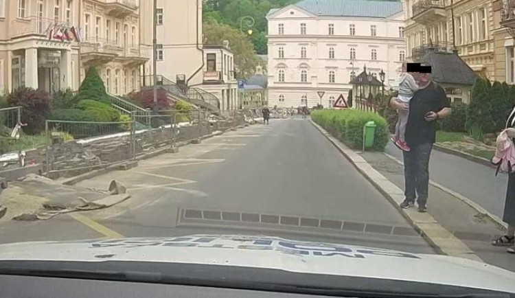 Muž z Karlových Varů měl mokré děti. Zavolal si městskou policii, aby je odvezla
