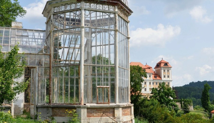 Historický skleník v areálu zámku Valeč na Karlovarsku prochází obnovou