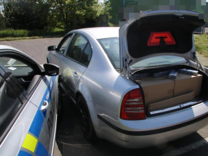 Policisté zastavili PIT manévrem zběsile ujíždějící automobil napěchovaný cigaretami bez kolků