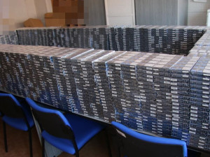 Policisté zastavili PIT manévrem zběsile ujíždějící automobil napěchovaný cigaretami bez kolků