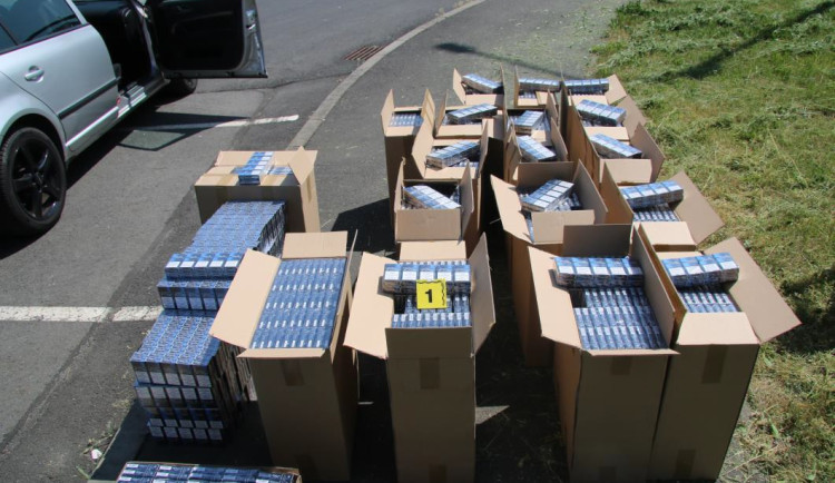 Policisté zastavili PIT manévrem zběsile ujíždějící automobil napěchovaný krabicemi nekolkovaných cigaret