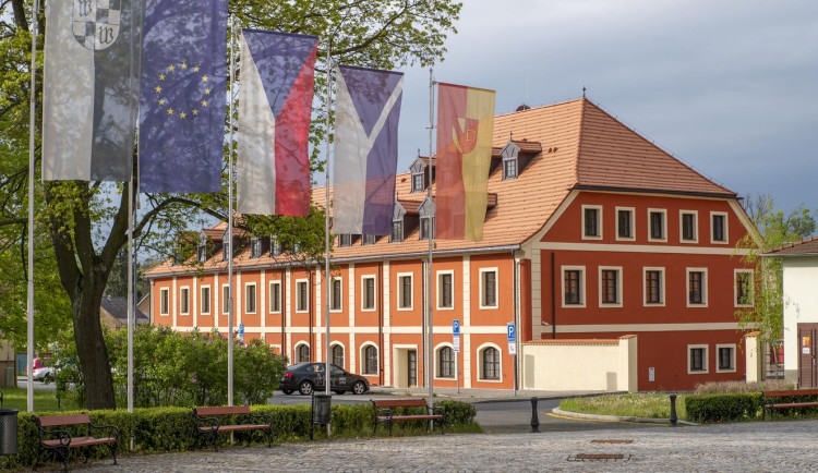 Přestavba Myslivny v Ostrově je dokončená, budou v ní byty i ordinace