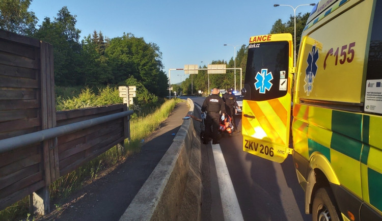 Na Pražském mostě ležel u krajnice zraněný muž. Nadýchal přes dvě promile