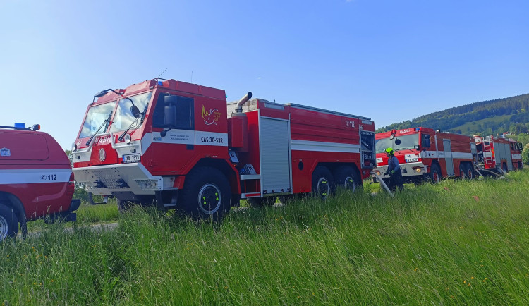 V okolí Bublavy hasiči zastavili šíření požáru lesa, ukončili letecké hašení