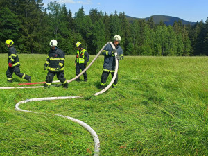 Hasiči v noci našli několik skrytých ohnisek na místě lesního požáru u Bublavy