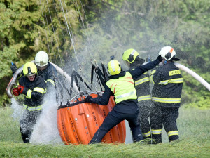 Hasiči v noci našli několik skrytých ohnisek na místě lesního požáru u Bublavy