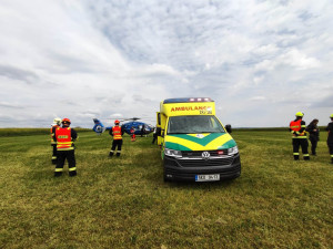 Muž se zranil při práci. Letět pro něj musel vrtulník z Prahy