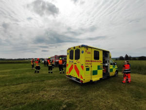 Muž se zranil při práci. Letět pro něj musel vrtulník z Prahy