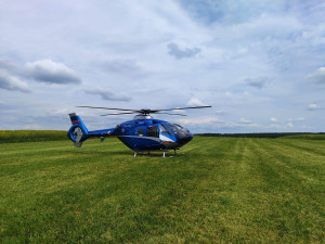 Muž se zranil při práci. Letět pro něj musel vrtulník z Prahy