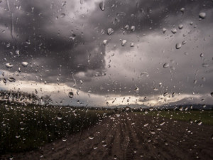 Česko čeká deštivý týden, objevit se mohou i bouřky